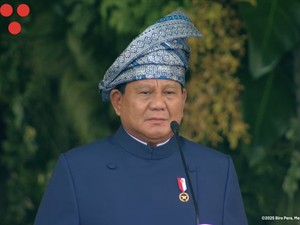 Prabowo Pakai Tanjak Biru di Upacara Penurunan Bendera di Istana, Baju Daerah Mana?