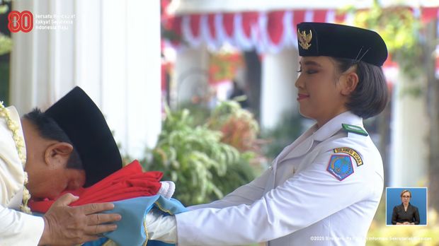 Presiden Prabowo Subianto mencium bendera pusaka jelang pengibaran dalam upacara peringatan detik-detik proklamasi di Istana Merdeka, Jakarta, Minggu (17/8/2025). (Tangkapan Layar Youtube/Sekretariat Presiden)