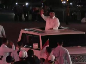 Prabowo Tiba di Panggung Karnaval HUT RI Monas, Sapa Warga dari Sunroof Mobil