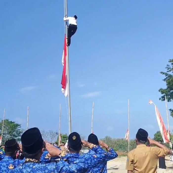 Siswanto, pria di Pulung, Ponorogo saat memanjat tiang karena bendera tersangkut saat upacara HUT RI