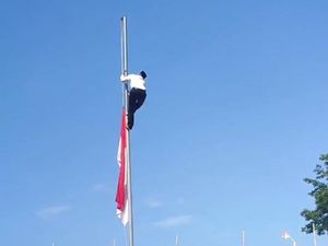 Heroik, Petani di Ponorogo Panjat Tiang 8 Meter gegara Bendera Nyangkut