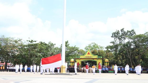 Prosesi pengibaran bendera Merah Putih di Mapolres Indragiri Hilir, Minggu (17/8/2025).
