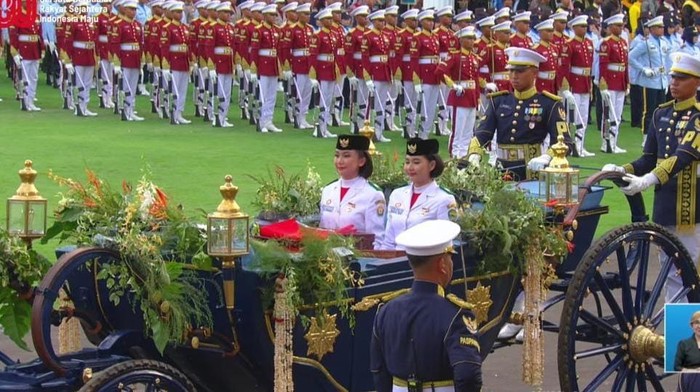 Prosesi upacara penurunan bendera Merah Putih dalam rangka peringatan HUT ke-80 RI selesai. Sang Merah Putih kembali dibawa kirab ke Monas, Jakarta Pusat. (Dok YouTube Setpres).