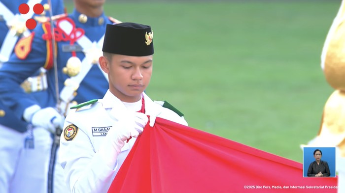 Prosesi upacara penurunan bendera pusaka merah putih di Istana Merdeka, Jakarta, Minggu (17/8/2025). (Tangkapan Layar Youtube/Sekretariat Presiden)
