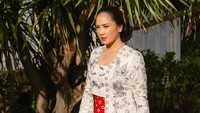 Nagita Slavina ayu banget sanggulan dan memakai kebaya kutu baru berwarna putih dengan bordir bermotif burung dan bunga berwarna abu-abu. Penampilan Nagita simpel, dia juga hanya memakai kalung dan satu jepitan yang disematkan pada sanggulnya.  buFoto: Instagram @raffinagita1717