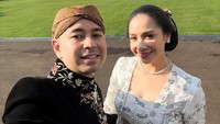 Nagita Slavina mendampingi Raffi Ahmad menghadiri upacara HUT ke-80 RI di Istana Merdeka, Minggu (17/8/2025). Raffi Ahmad tentunya hadir sebagai Utusan Khusus Presiden Bidang Pembinaan Generasi Muda dan Pekerja Seni. Foto: Instagram @raffinagita1717