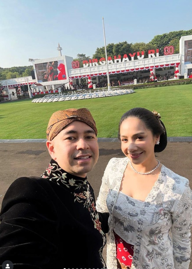 Nagita Slavina dan Raffi Ahmad tampak menghadiri upacara HUT ke-80 RI yang digelar pada Minggu (17/8/25) di Istana Merdeka. Keduanya tampil kompak dan serasi. Foto: Instagram/@raffinagita1717
