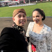 Nagita Slavina dan Raffi Ahmad tampak menghadiri upacara HUT ke-80 RI yang digelar pada Minggu (17/8/25) di Istana Merdeka. Keduanya tampil kompak dan serasi. Foto: Instagram/@raffinagita1717