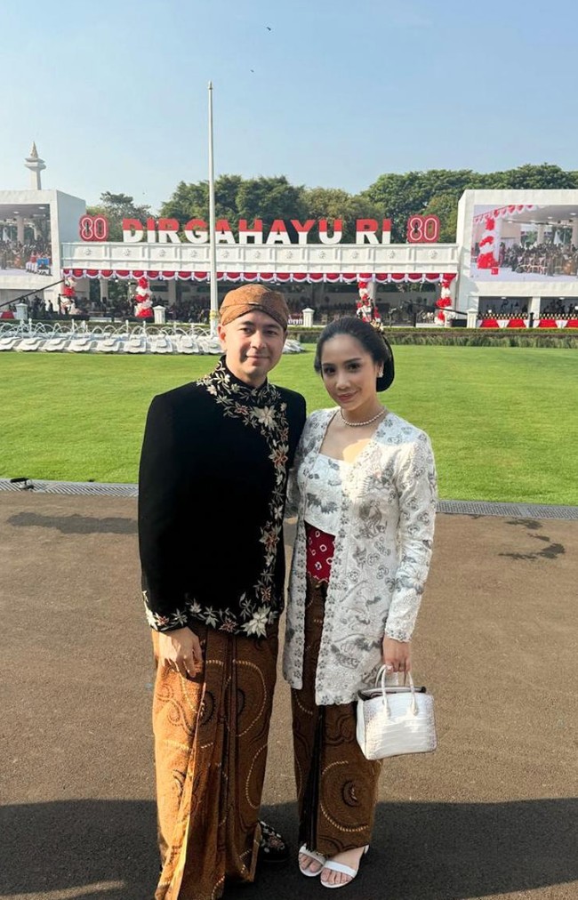 Raffi dan Nagita memilih kenakan busana adat Jawa. Nagita tampil cantik dan anggun dengan kebaya, sementara Raffi terlihat gagah kenakan beskap. Foto: Instagram/@raffinagita1717
