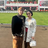 Raffi dan Nagita memilih kenakan busana adat Jawa. Nagita tampil cantik dan anggun dengan kebaya, sementara Raffi terlihat gagah kenakan beskap. Foto: Instagram/@raffinagita1717