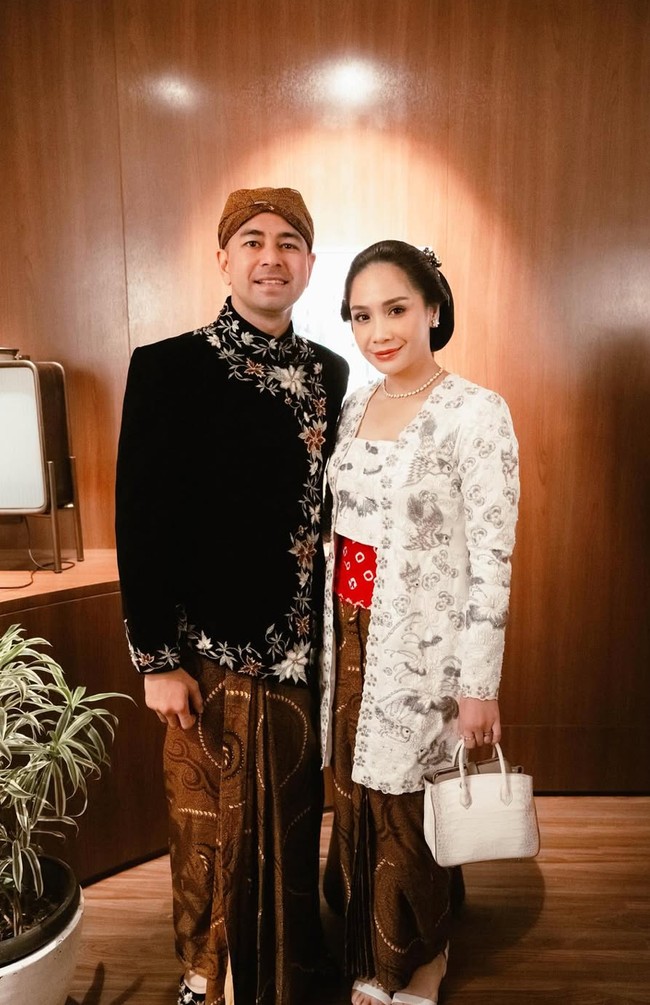 HUT ke-80 RI di Istana Merdeka bertaburan bintang dalam balutan kebaya. Salah satunya Nagita Slavina yang anggun berbalut kebaya brokat putih dengan detail bordir halus motif floral dan burung. Kebaya ini dipadukan dengan angkin jumputan merah, memberikan sentuhan kontras yang cantik. Sementar itu, tas Hermes Himalayan sukses mempertegas aura kemewahan istri Raffi Ahmad itu. (Foto: Instagram/@raffinagita1717)