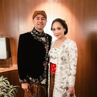 HUT ke-80 RI di Istana Merdeka bertaburan bintang dalam balutan kebaya. Salah satunya Nagita Slavina yang anggun berbalut kebaya brokat putih dengan detail bordir halus motif floral dan burung. Kebaya ini dipadukan dengan angkin jumputan merah, memberikan sentuhan kontras yang cantik. Sementar itu, tas Hermes Himalayan sukses mempertegas aura kemewahan istri Raffi Ahmad itu. (Foto: Instagram/@raffinagita1717)