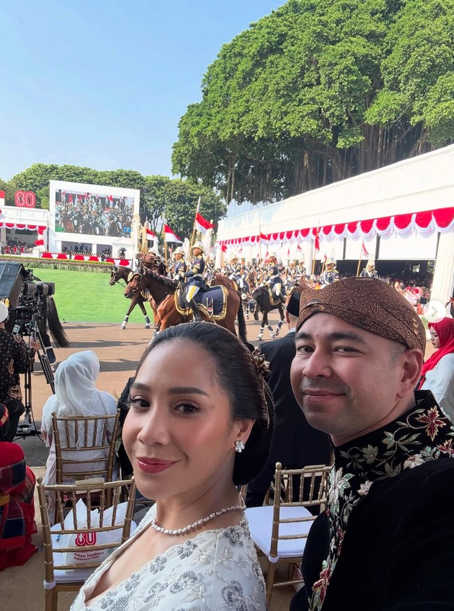 Penampilan Nagita kian menawan dengan pulasan riasan natural yang flawless. Complexion tipis dipadukan dengan blush on dan lipstik warna pink nude membuat kecantikannya kian terpancar. Foto: Instagram/@raffinagita1717