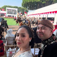 Penampilan Nagita kian menawan dengan pulasan riasan natural yang flawless. Complexion tipis dipadukan dengan blush on dan lipstik warna pink nude membuat kecantikannya kian terpancar. Foto: Instagram/@raffinagita1717