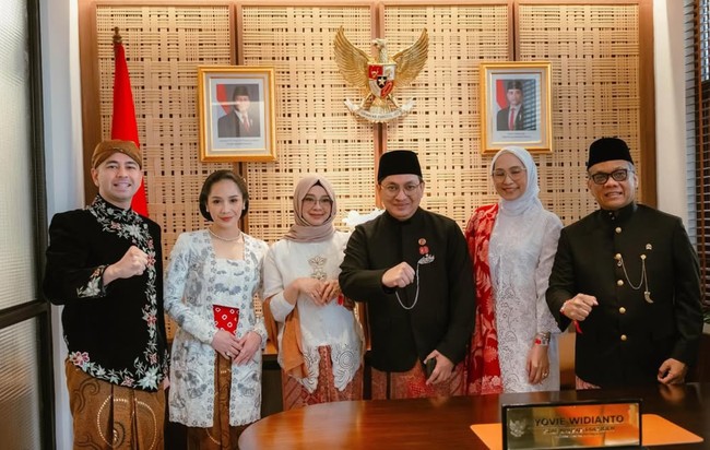 Raffi melengkapi gayanya dengan blangkon cokelat bermotif batik khas Jawa. Penampilan keduanya pun banjir pujian netizen. Foto: Instagram/@raffinagita1717