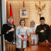 Raffi melengkapi gayanya dengan blangkon cokelat bermotif batik khas Jawa. Penampilan keduanya pun banjir pujian netizen. Foto: Instagram/@raffinagita1717
