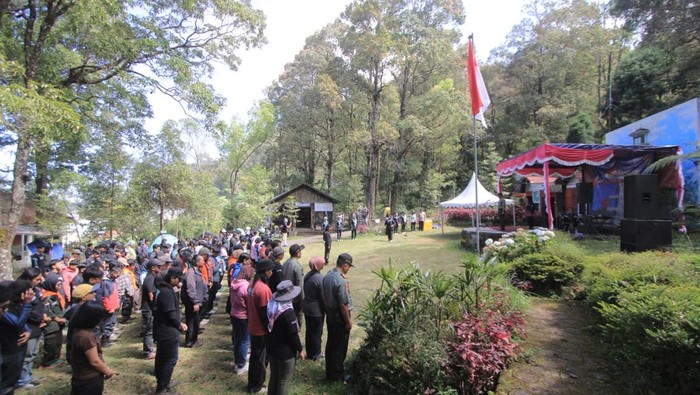 Ratusan pendaki upacara bendera di Gunung Lawu.