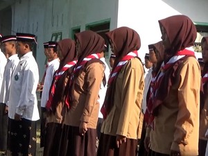 Video: Pakai Sarung dan Kopiah, Ratusan Santri Lumajang Rayakan HUT RI