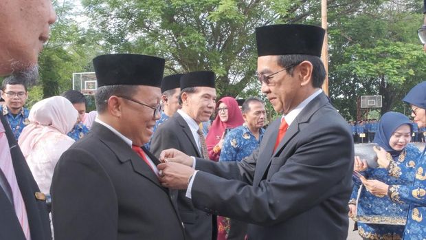 Rektor Unhas Prof. Dr. Ir. Jamaluddin Jompa, M.Sc. memberikan tanda kehormatan Satyalencana Karya Satya dari Presiden Republik Indonesia kepada 194 orang dosen maupun tenaga kependidikan di lingkup Unhas.