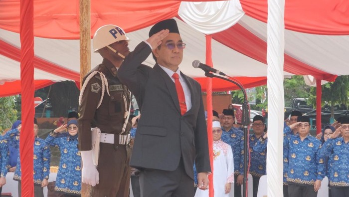 Rektor Unhas Prof. Dr. Ir. Jamaluddin Jompa, M.Sc. memimpin upacara HUT ke-80 RI lingkup sivitas akademika Unhas.