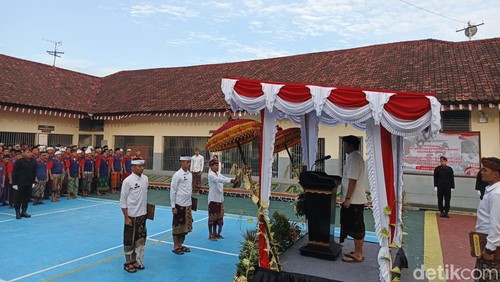 Pemberian remisi HUT ke-80 kepada 128 Warga Binaan yang dilakukan di lapangan dalam Rumah Tahanan (Rutan) Kelas II B Negara di Jembrana, Minggu (17/8/2025).