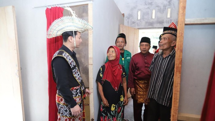 Bupati Trenggalek Mochamad Nur Arifin bersama warga yang rumahnya direnovasi