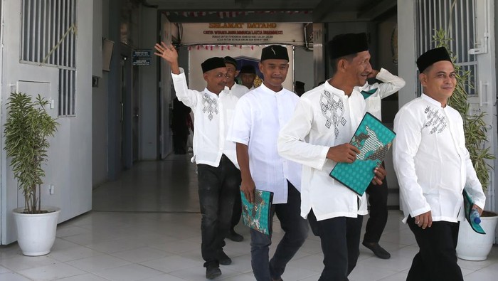 Warga binaan keluar dari Lembaga Pemasyarakatan (Lapas) Kelas IIA Lambaro setelah menerima surat keputusan bebas pada remisi umum dan remisi dasawarsa di Aceh Besar, Aceh, Minggu (17/8/2025). Sebanyak 5.480 warga binaan yang menjalani hukuman di 26 lembaga pemasyarakatan dan rumah tahanan negara di Provinsi Aceh mendapat remisi umum serta 6.005 lainnya mendapat remisi dasawarsa pada peringatan HUT ke-80 kemerdekaan Republik Indonesia. ANTARA FOTO/Irwansyah Putra/rwa.