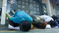 Sejumlah warga binaan yang bebas melakukan sujud syukur di depan Lapas Kelas IIA Banyuwangi, Jawa Timur, Minggu (17/8/2025). Pada peringatan Hari Ulang Tahun ke-80 Republik Indonesia, Lapas Kelas II Banyuwangi memberikan remisi umum kepada 556 warga binaan, remisi dasawarsa kepada 578 orang serta 13 orang lainnya langsung bebas setelah memperoleh remisi umum dan dasawarsa. ANTARA FOTO/Budi Candra Setya
