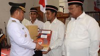 Bupati Tegal Ischak Maulana Rohman (kiri) menyerahkan berkas remisi kepada warga binaan di Lembaga Pemasyarakatan Kelas II Slawi, Kabupaten Tegal, Jawa Tengah, Minggu (17/8/2025). Lapas kelas II B Slawi memberikan remisi umum kepada 294 dari 381 narapidana dan empat narapidana remisi umum atau dinyatakan bebas dalam rangka memperingati HUT ke-80 Kemerdekaan RI. ANTARA FOTO/Oky Lukmansyah