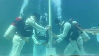 Bendera Merah Putih berhasil dikibarkan di dalam akuarium raksasa berisikan ikan-ikan hiu oleh Ruben Onsu dan dua penyelam lainnya. Foto: Instagram @ruben_onsu