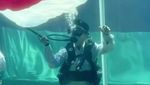 Ruben Onsu Kibarkan Bendera Merah Putih di Akuarium Raksasa Berisi Hiu