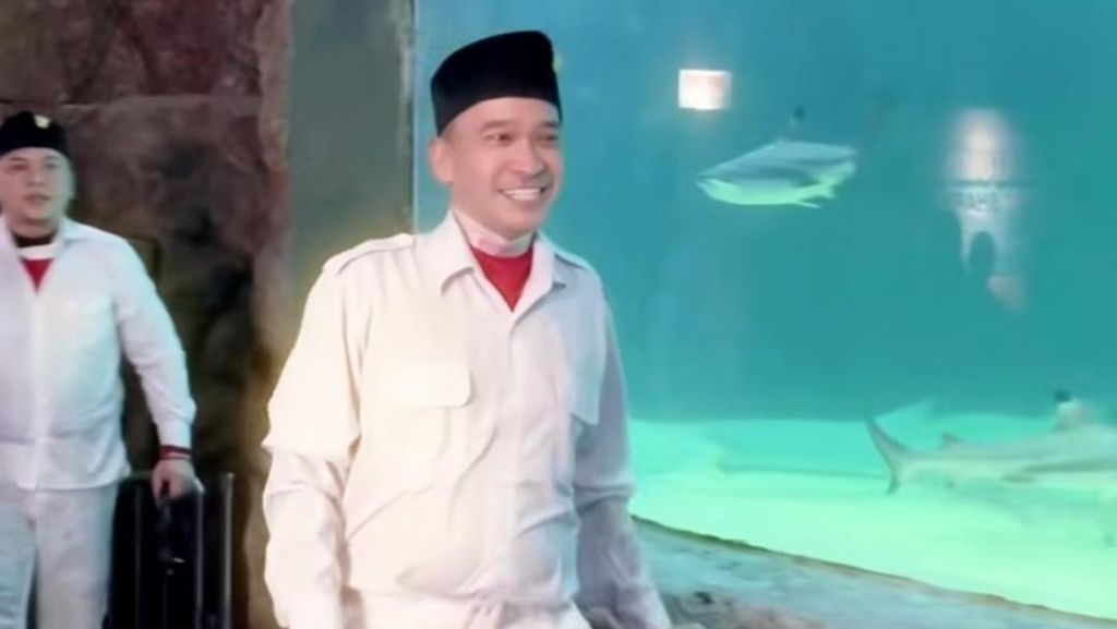 Ruben Onsu Kibarkan Bendera Merah Putih di Akuarium Raksasa Berisi Hiu