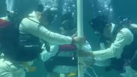Ruben Onsu dalam akun Instagram pribadinya mengunggah momen persiapan hingga diving dalam akuarium raksasa di Ancol, Jakarta Utara, Minggu (17/8/2025). Ruben bersama dua orang lainnya, diving untuk mengibarkan bendera Merah Putih di dalam air. Foto: Instagram @ruben_onsu