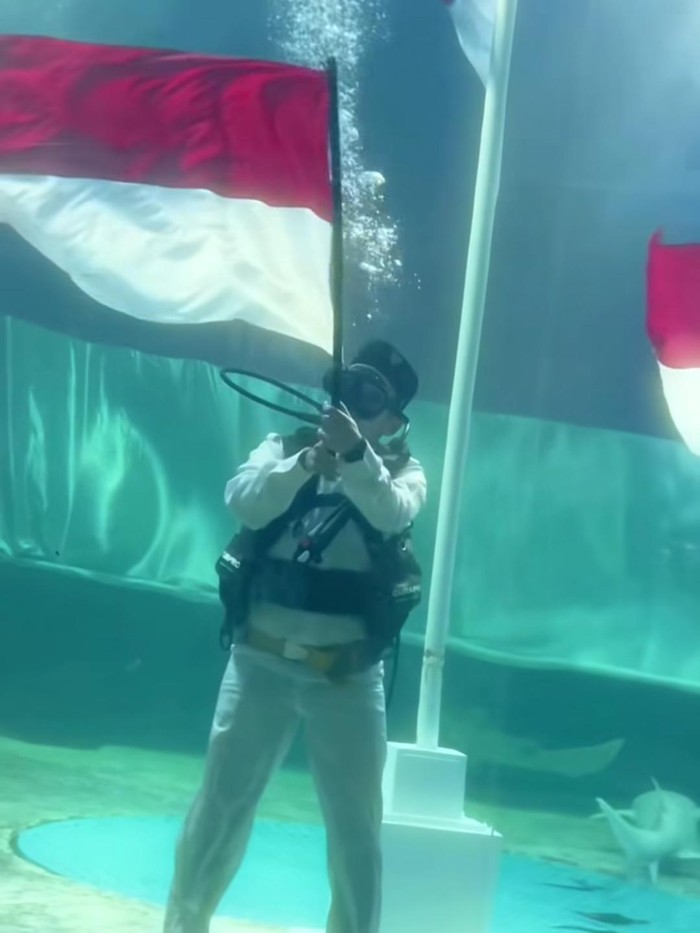 Ruben Onsu Ruben Onsu mengibarkan bendera Merah Putih di akuarium raksasa berisikan hiu di kawasan Jakarta Utara, Minggu (17/8/2025).