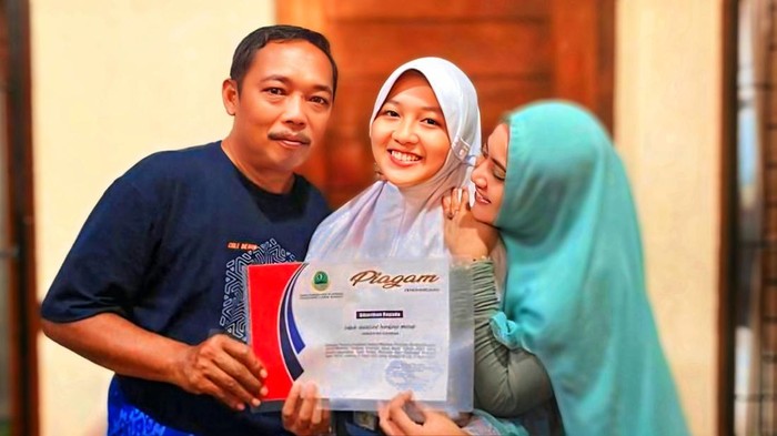 Salwa diapit sang ayah Ucok Haris Maulana Yusuf dan ibundanya,Neng Kristageli.