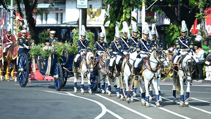 Sang Merah Putih dibawa kereta kencana dengan kereta Garuda Prabayaksa yang dikawal 145 pasukan kuda. (Dok istimewa).