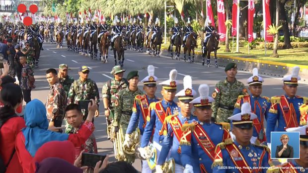 Sebanyak 145 pasukan berkuda mengiringi Kereta kencana yang membawa bendera merah putih dan teks proklamasi ke Istana Merdeka, Jakarta, Minggu (17/8/2025). (Tangkapan Layar Youtube/Sekretariat Presiden)