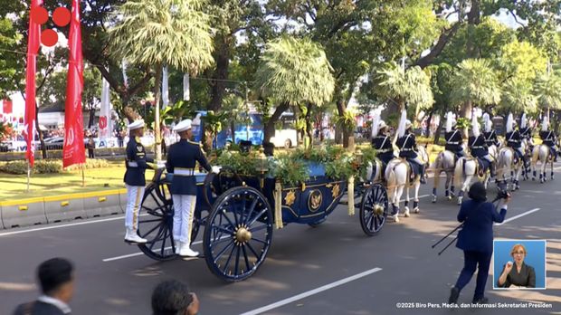 Sebanyak 145 pasukan berkuda mengiringi Kereta kencana yang membawa bendera merah putih dan teks proklamasi ke Istana Merdeka, Jakarta, Minggu (17/8/2025). (Tangkapan Layar Youtube/Sekretariat Presiden)