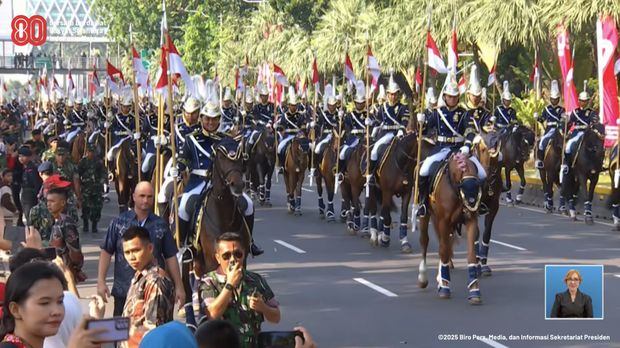 Sebanyak 145 pasukan berkuda mengiringi Kereta kencana yang membawa bendera merah putih dan teks proklamasi ke Istana Merdeka, Jakarta, Minggu (17/8/2025). (Tangkapan Layar Youtube/Sekretariat Presiden)