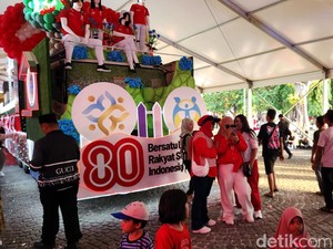 Karnaval Mobil Hias HUT RI Berjejer di Monas, Langsung Diserbu Warga untuk Foto