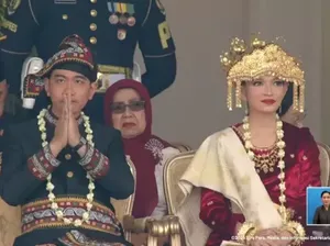 Gaya Selvi Ananda Pakai Mahkota Emas Adat Palembang di Upacara HUT ke-80 RI