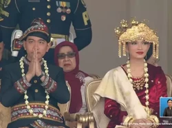 Gaya Selvi Ananda Pakai Mahkota Emas Adat Palembang di Upacara HUT ke-80 RI