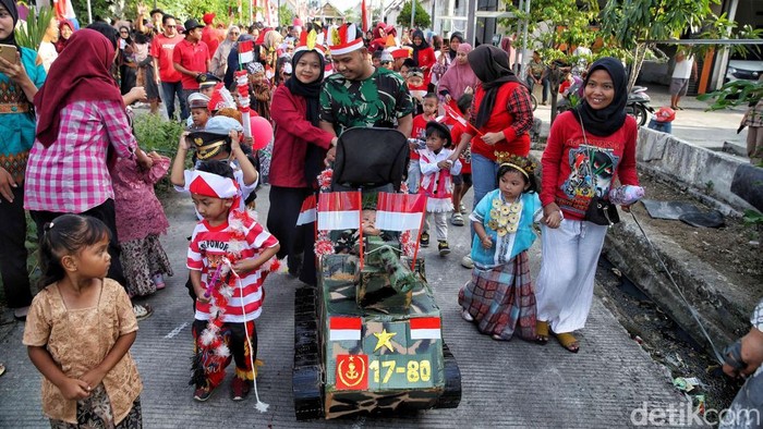 Anak-anak mengikuti pawai karnaval HUT Ke-80 Republik Indonesia di kawasan Perumahan Vinewood Babelan, Kabupaten Bekasi, Jawa Barat, Minggu (17/8/2025).