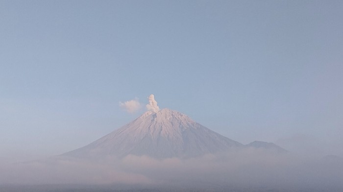 Gunung Semeru erupsi di momen HUT ke-80 RI