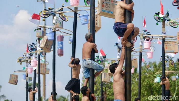 Ancol menggelar perlombaan panjat pinang di Pantai Beach Pool, Jakarta, Minggu (17/8/2025).