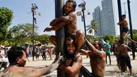 Gelak tawa dan sorak-sorai penonton menambah semarak suasana di tepi Pantai Beach Pool.