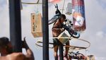 Serunya Panjat Pinang di Ancol Meriahkan Hari Kemerdekaan