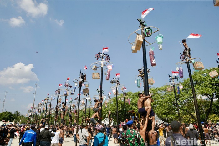 Ancol menggelar perlombaan panjat pinang di Pantai Beach Pool, Jakarta, Minggu (17/8/2025).
