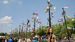 Serunya Panjat Pinang di Ancol Meriahkan Hari Kemerdekaan