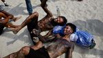 Serunya Panjat Pinang di Ancol Meriahkan Hari Kemerdekaan